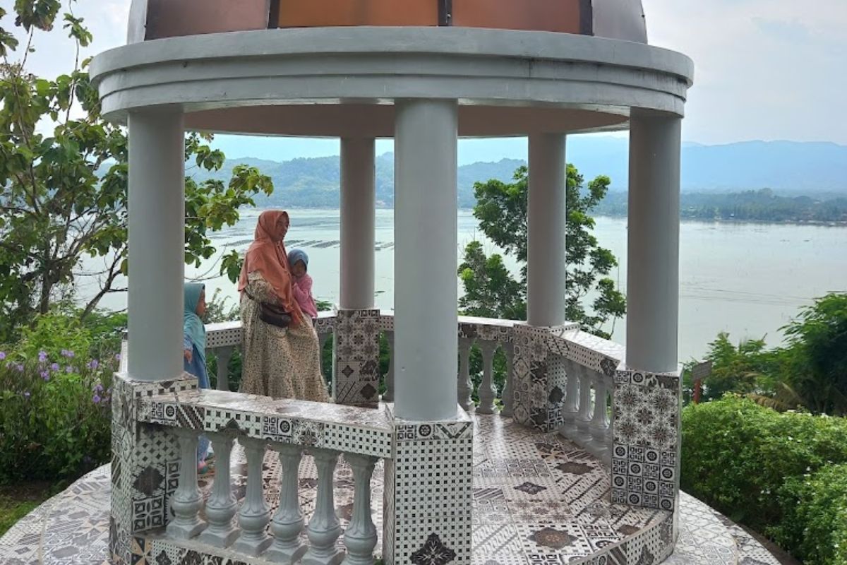 Wisatawan di Bukit Sidoguro.jpg