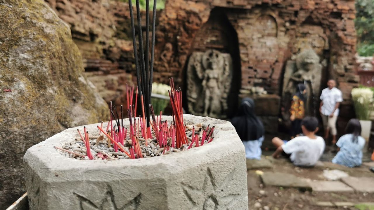 Wisatawan di Candi Belahan.jpg