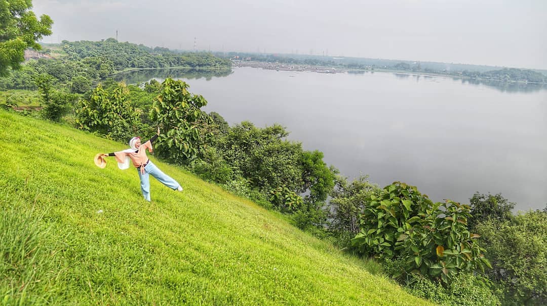 Wisatawan di Danau Ranu Grati.jpg