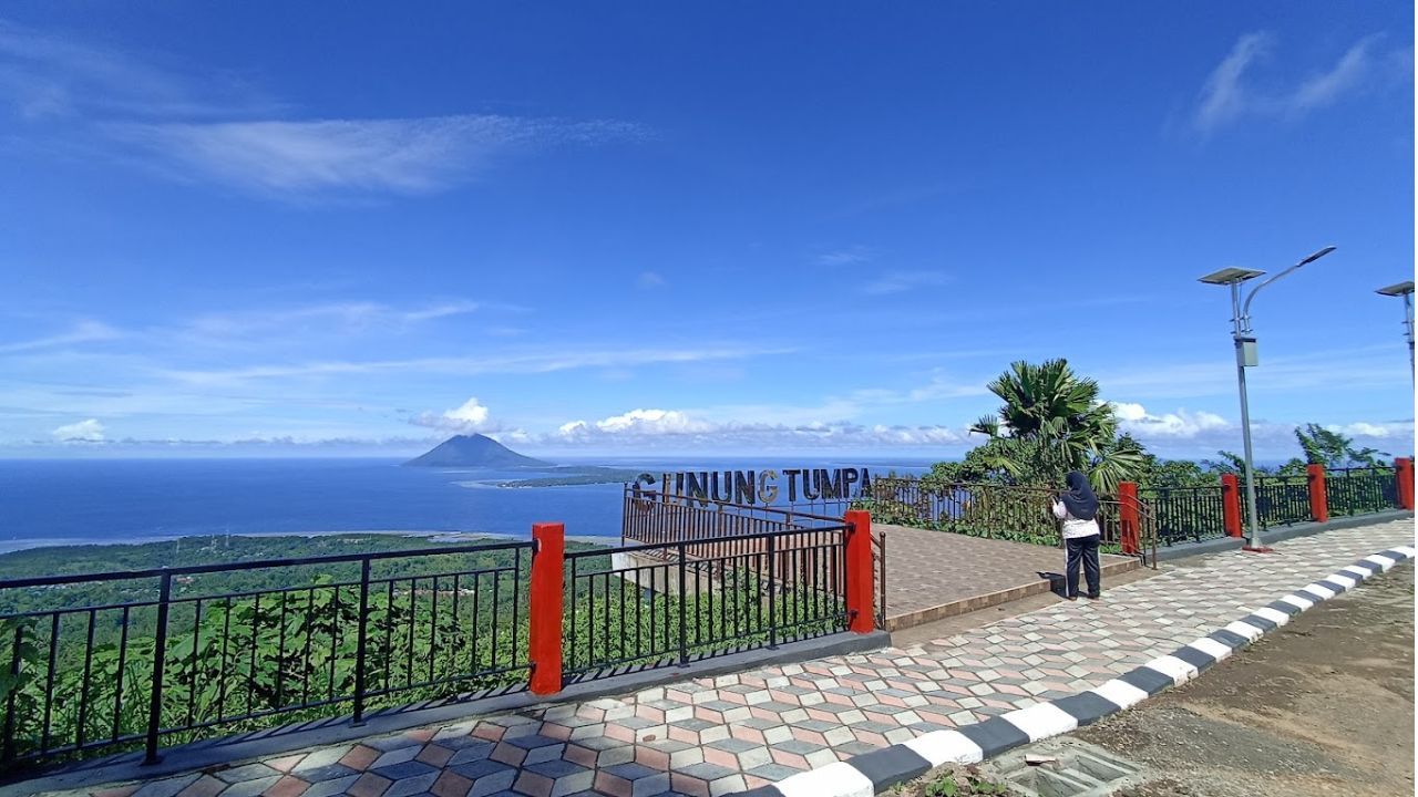 Wisatawan di Gunung Tumpa.jpg