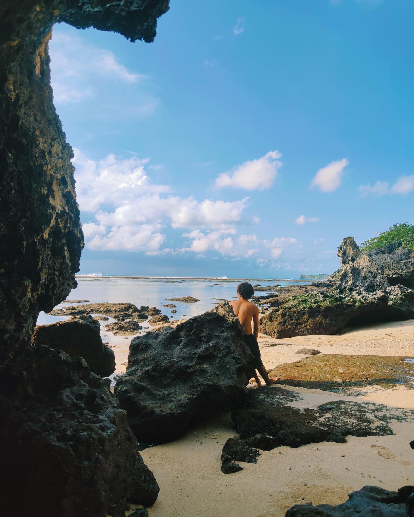 Wisatawan di Pantai Padang Padang.jpg