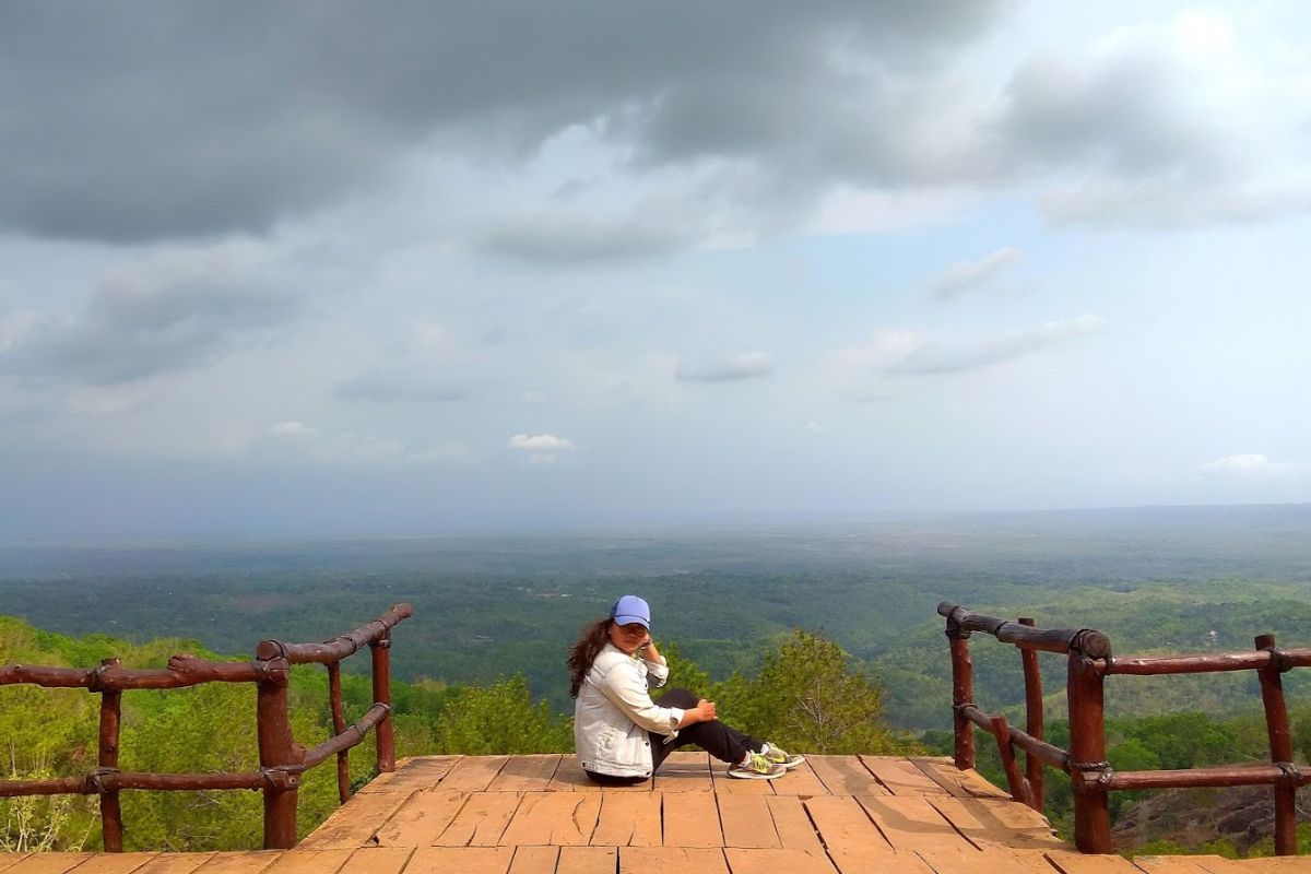 Wisatawan duduk di gardu pandang Hutan Pinus Asri Bantul.jpg