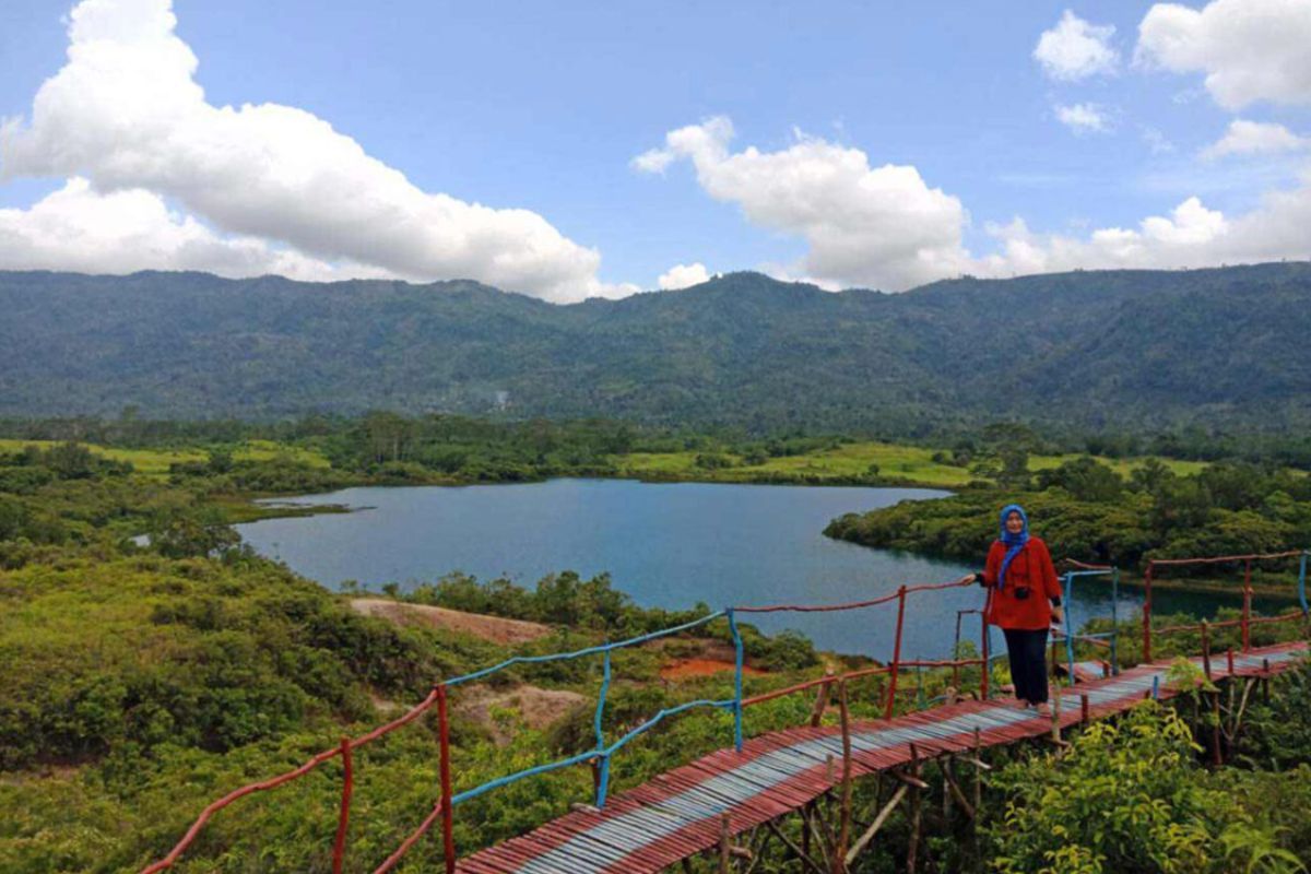 Wisatawan sedang berpose di Danau Suoh Lampung Barat.jpg