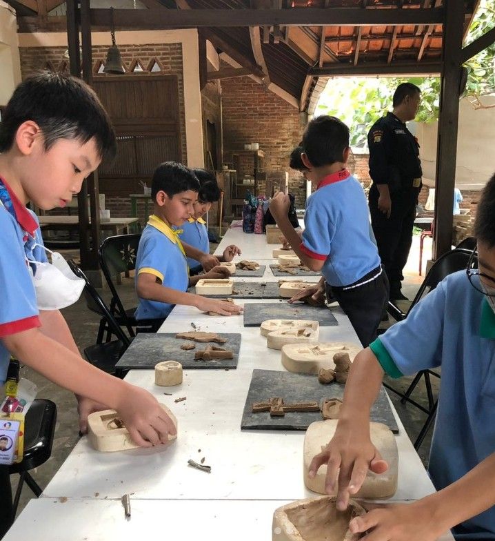 Workshop membuat keramik di Rumah Keramik F Widayanto.jpg