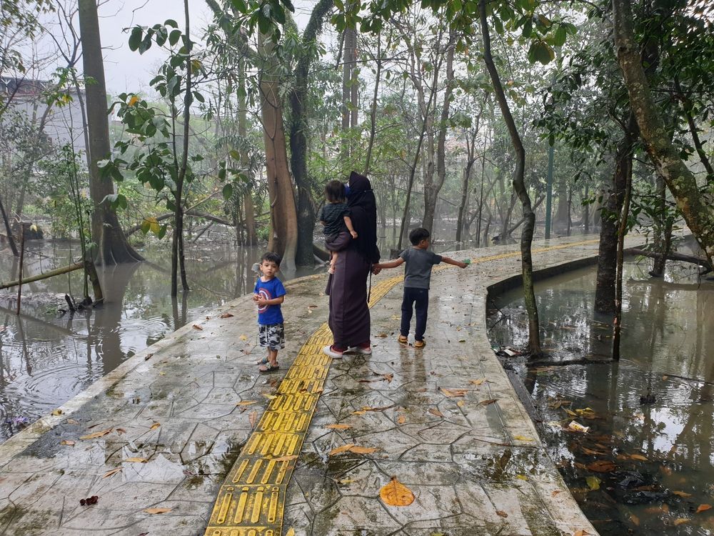 aktivitas di hutan kota srengseng.jpg