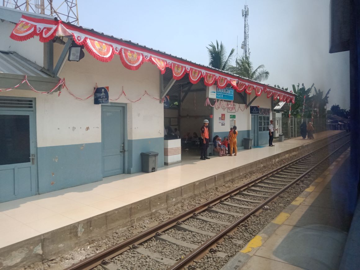 bangunan stasiun karangantu.jpg