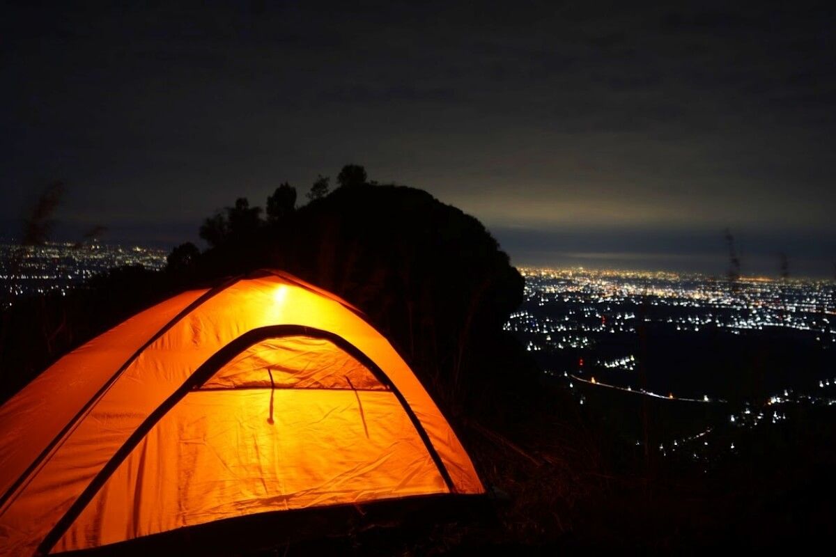 camping di puncak laskar pelangi