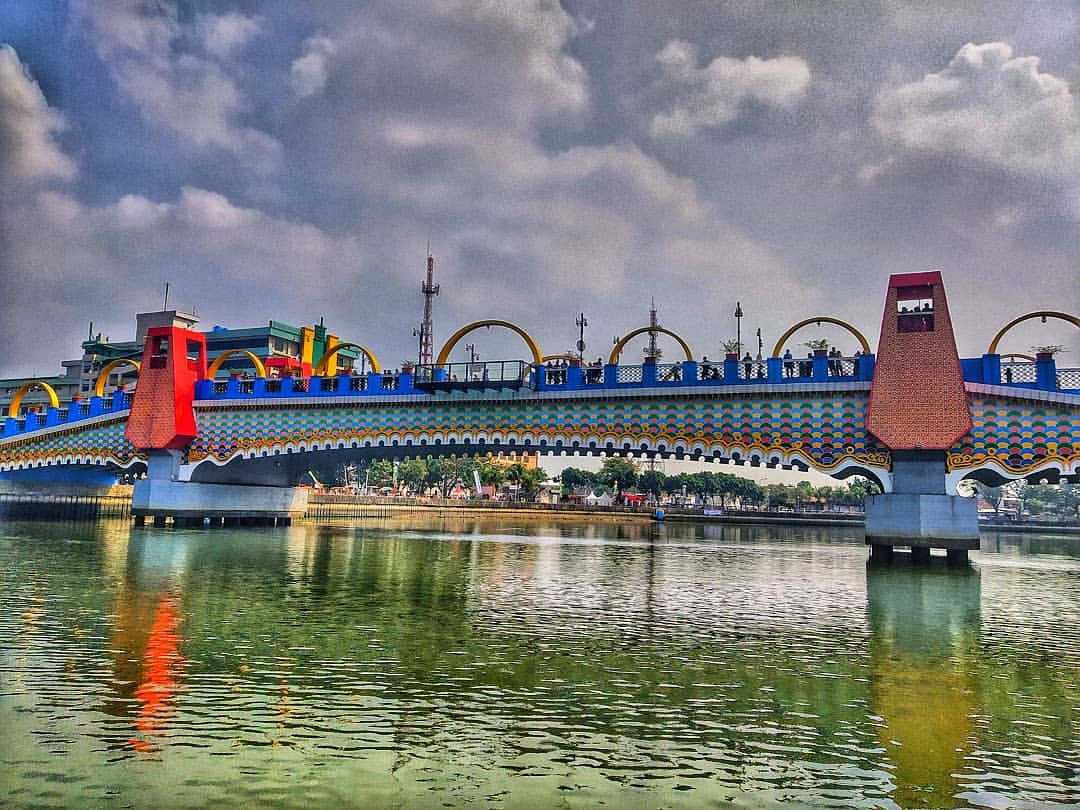 foto jembatan kaca tangerang siang.jpg