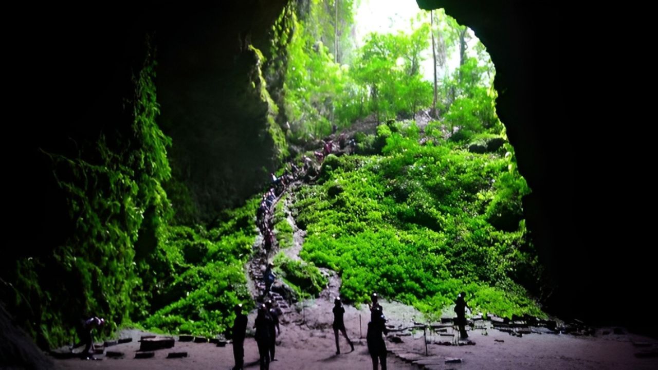 gua jomblang jogja.jpg