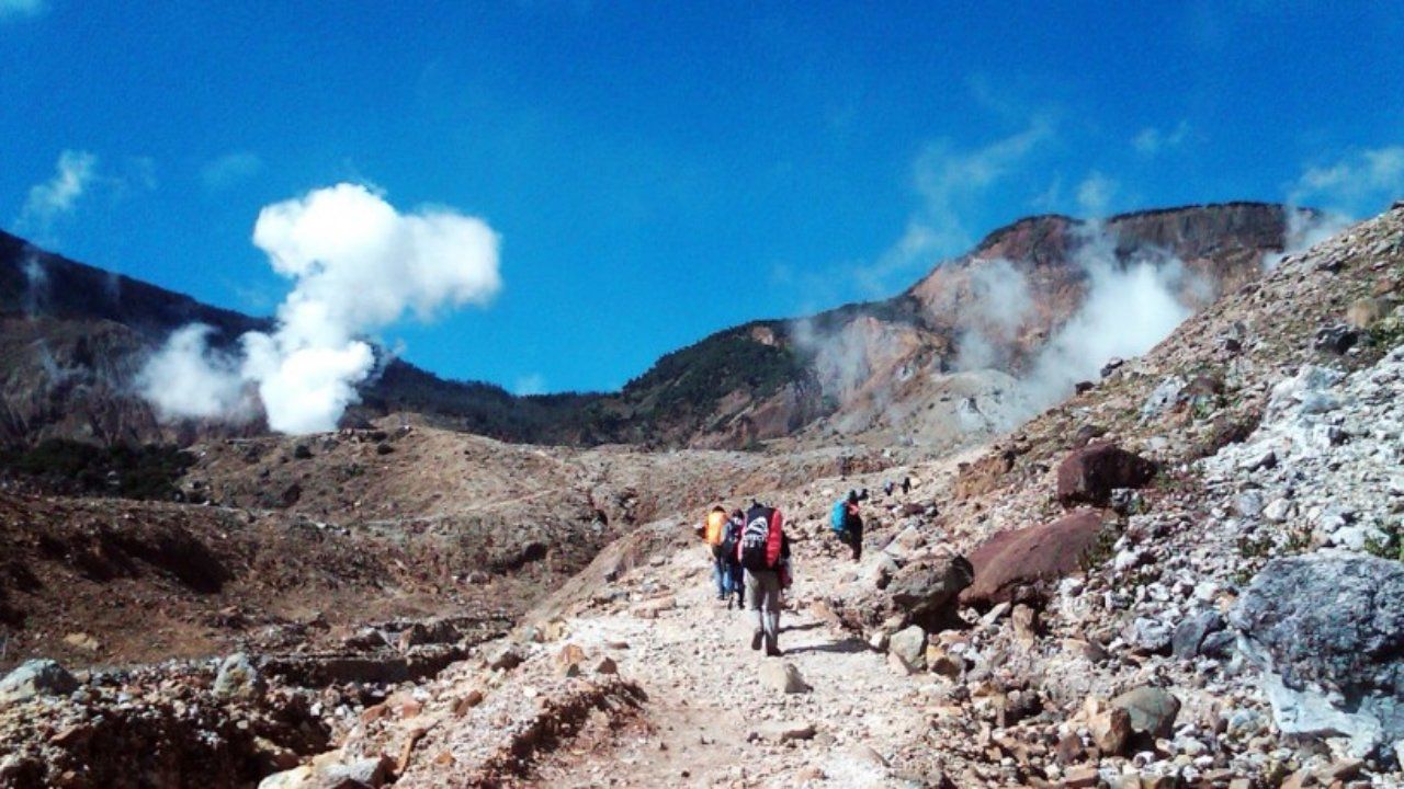 Gunung Papandayan, Pesona Alam Garut yang Memikat