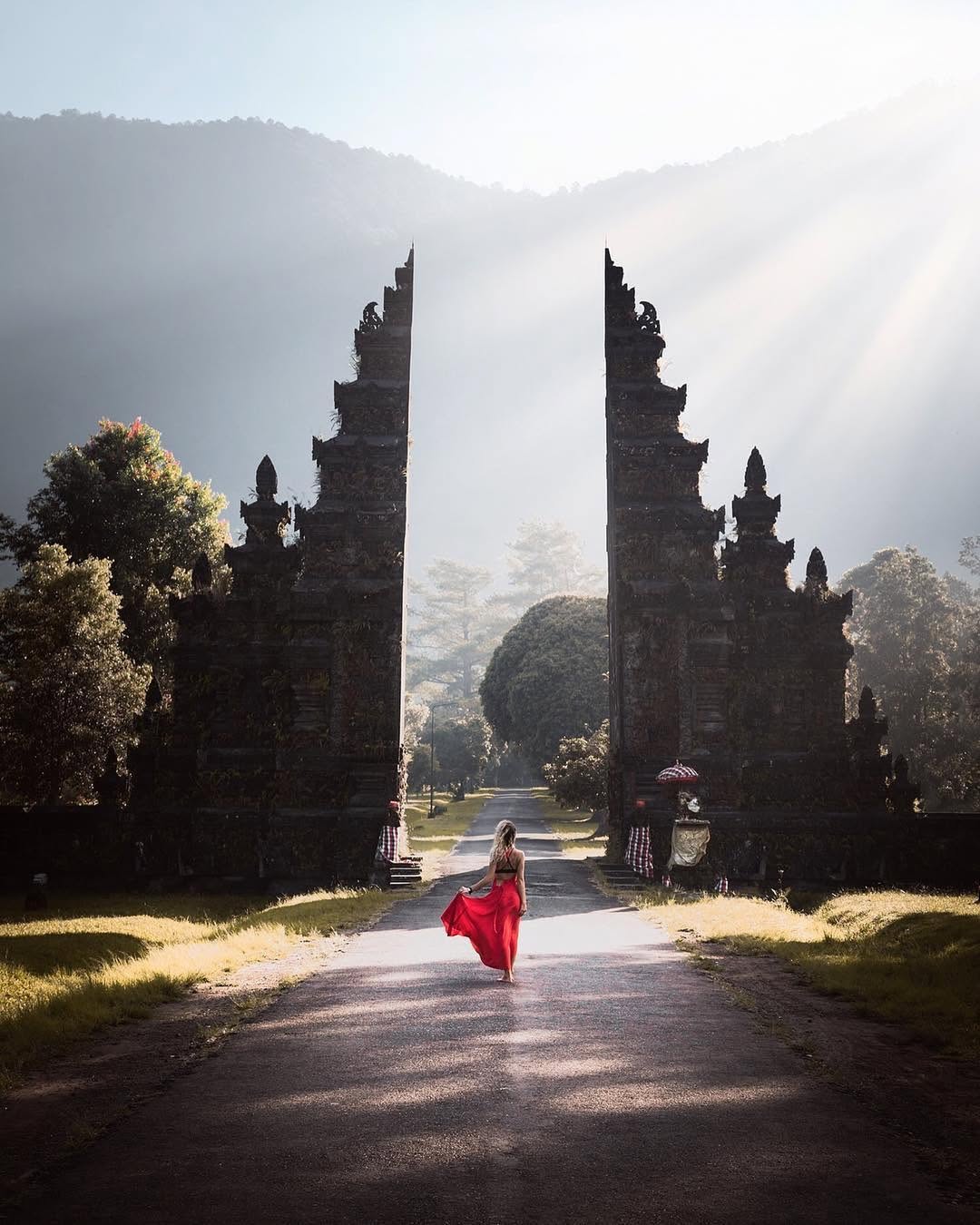 handara gate bali indonesia.jpg