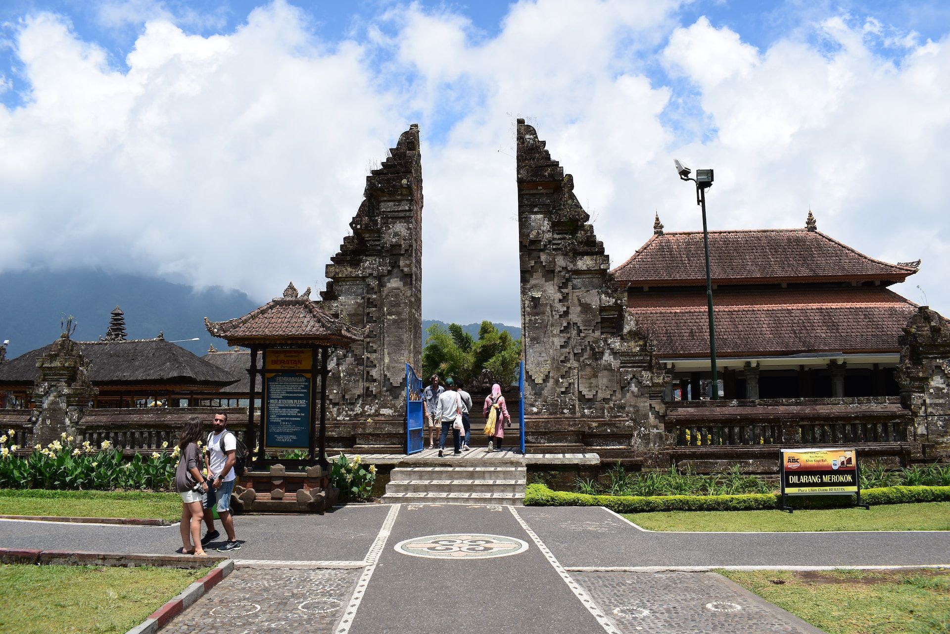 keunikan pura ulun danu beratan.jpg
