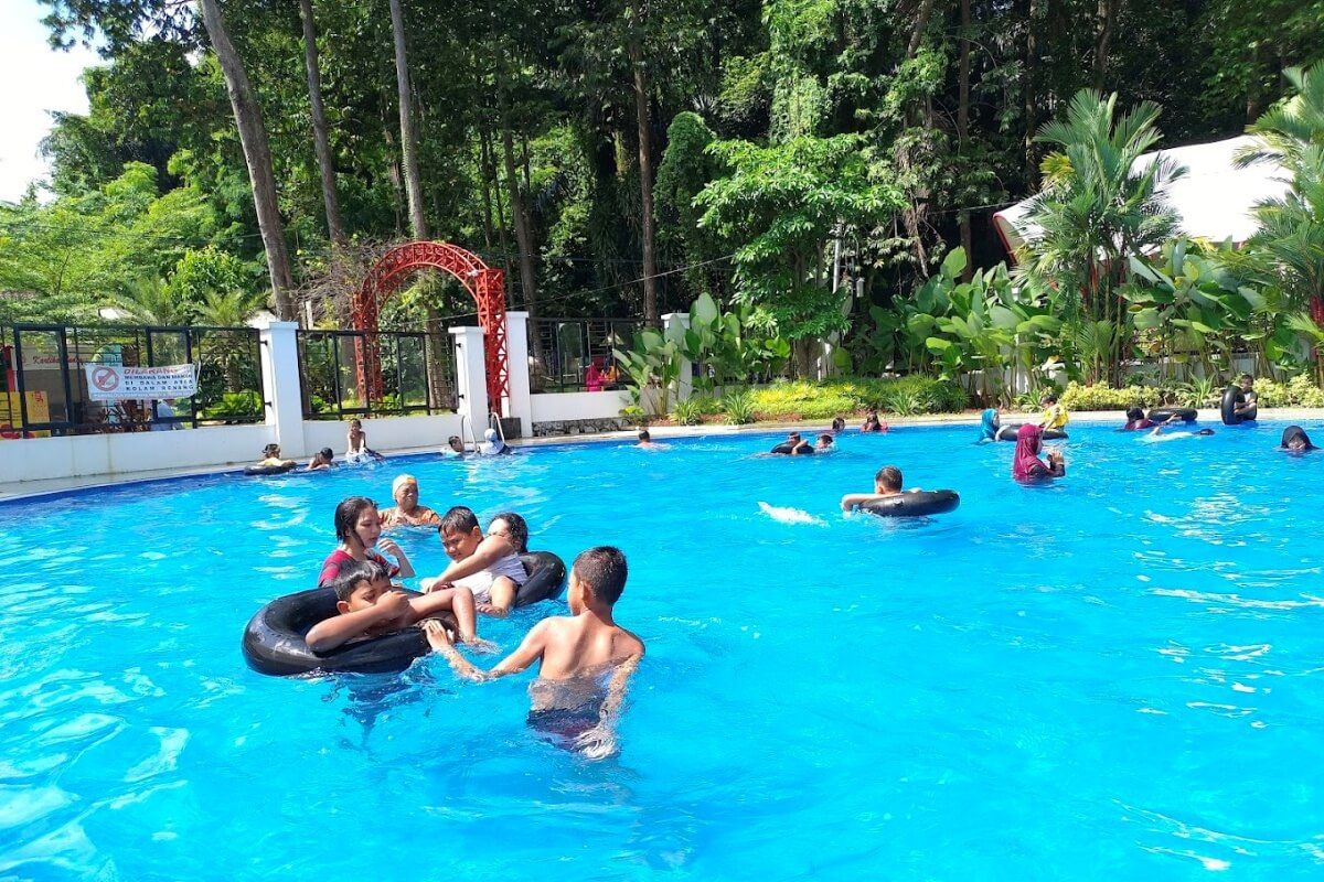 kolam renang taman lele semarang