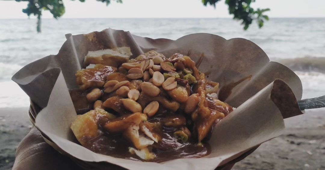 makan di tepi pantai penimbangan.jpg