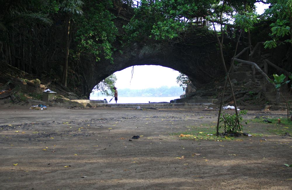 pantai karang bolong.jpg