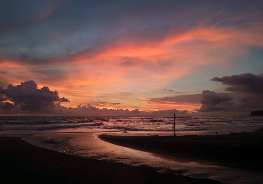 pantai munggu bali.jpg