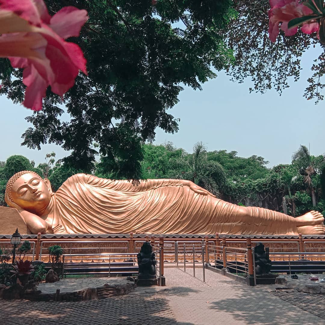 patung budha tidur mojokerto.jpg