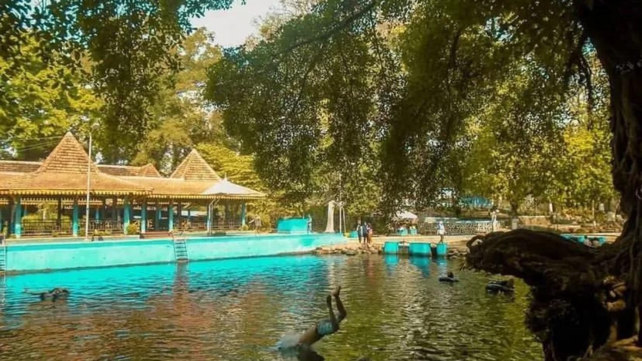 pemandian banyu biru.jpg