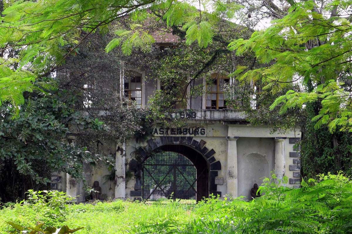 restorasi benteng.jpg