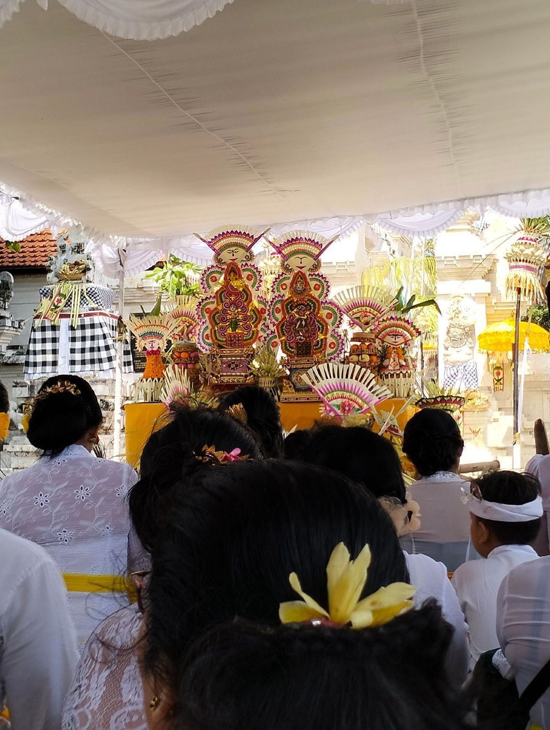 sembahyang pura geger dalem pemutih.jpg