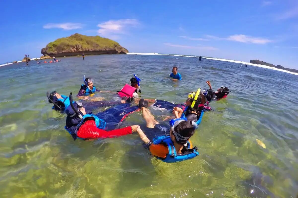 snorkeling di pantai drini