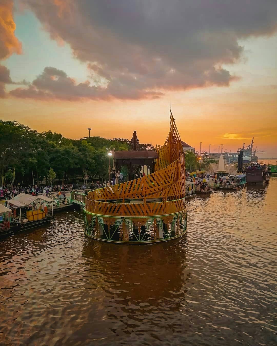 taman alun-alun kapuas.jpg