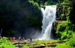 Menengok Pesona Air Terjun Tegenungan di Gianyar