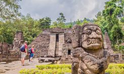 Keunikan Candi Sukuh yang Mirip Piramida Maya