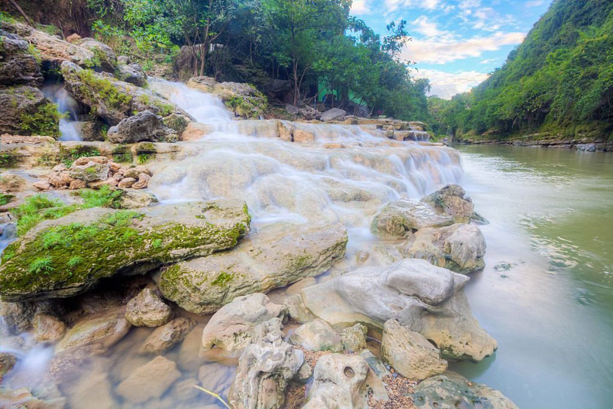 wahana rekreasi air terjun sri gethuk.jpg