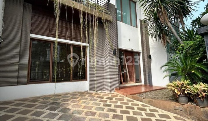 Rumah Sudut. 2 Lantai di Kelapa Gading 4 Kamar.shm.